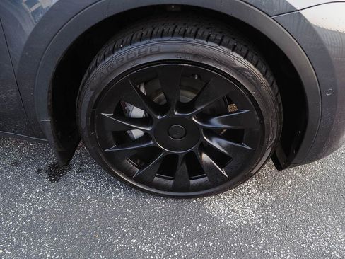 Used 2022 Tesla Model Y Long Range AWD/4WD image 32