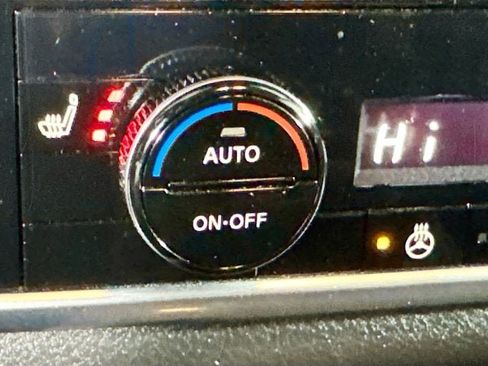 Used 2023 Nissan Rogue SV w/ SV Premium Package image 16