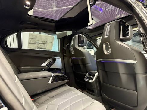 Used 2025 BMW i7 xDrive60 w/ Premium Package image 23