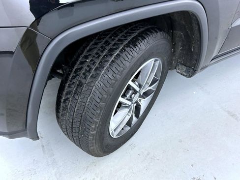 Used 2018 Jeep Grand Cherokee Limited image 23