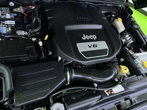 Used 2015 Jeep Wrangler Unlimited Rubicon AWD/4WD image 30