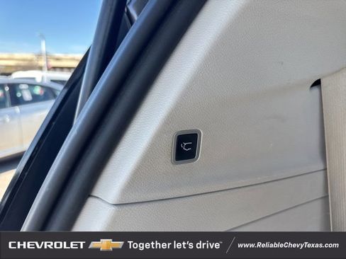 Used 2019 Chrysler Pacifica Touring-L image 11