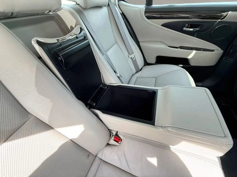 Used 2015 Lexus LS 460 w/ Comfort Package RWD image 16