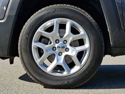 Used 2018 Jeep Renegade Latitude w/ Advanced Technology Group AWD/4WD image 9