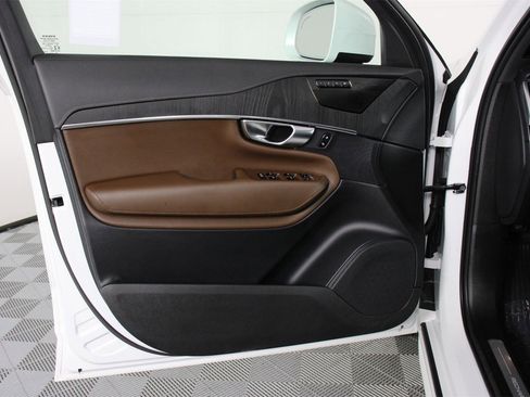 Certified 2023 Volvo XC90 T8 Ultimate image 17