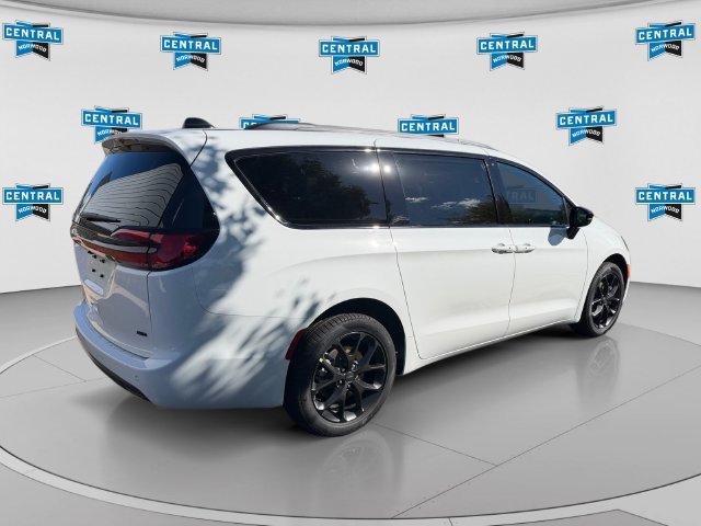 New 2027 Chrysler Pacifica Select AWD/4WD image 5