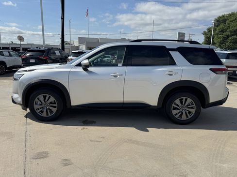 Used 2025 Nissan Pathfinder SV FWD image 7