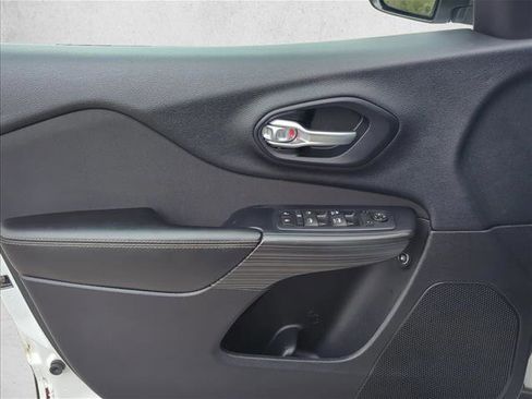 Used 2016 Jeep Cherokee Latitude w/ Comfort/Convenience Group image 10