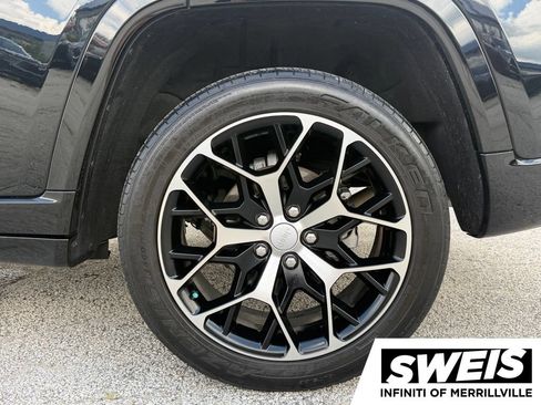 Used 2023 Jeep Grand Cherokee Summit AWD/4WD image 9