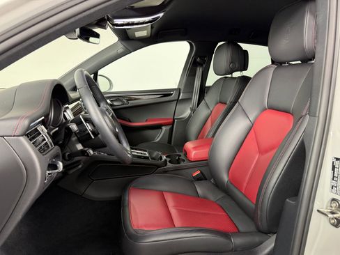 New 2025 Porsche Macan image 5