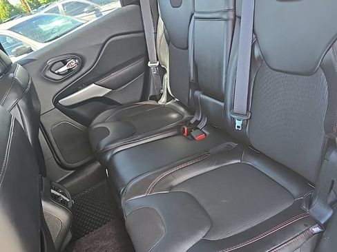 Used 2017 Jeep Cherokee Trailhawk w/ Comfort/Convenience Group AWD/4WD image 15