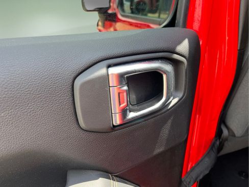 Used 2025 Jeep Wrangler Unlimited Sahara AWD/4WD image 26
