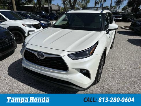 Used 2021 Toyota Highlander XLE image 1