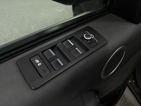 Used 2020 Land Rover Discovery Landmark image 16