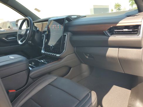 Used 2025 GMC Yukon Denali RWD image 19