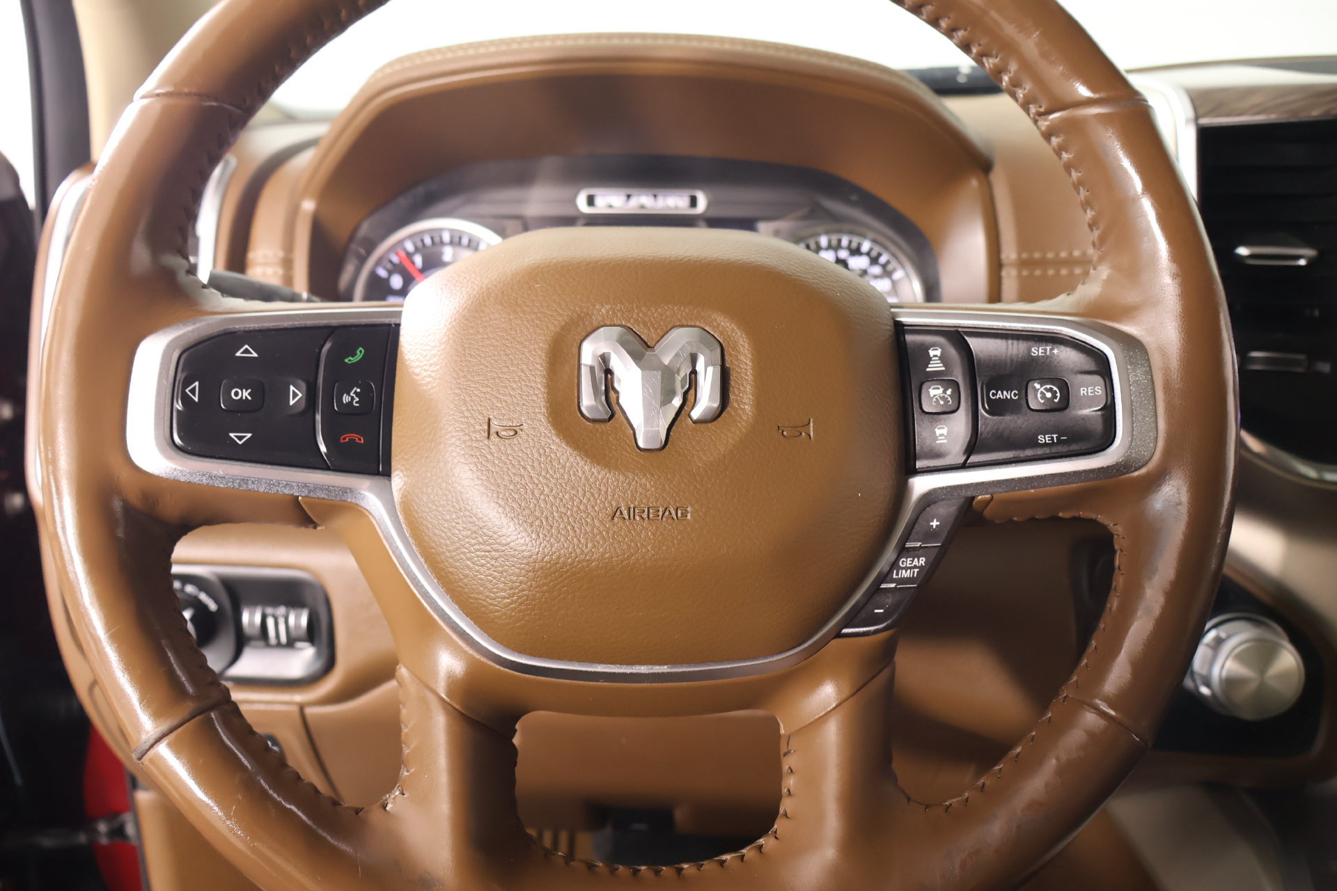 Used 2019 RAM 1500 Laramie AWD/4WD image 3