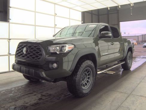 Used 2022 Toyota Tacoma TRD Off-Road w/ TRD Premium Off Road Package image 4