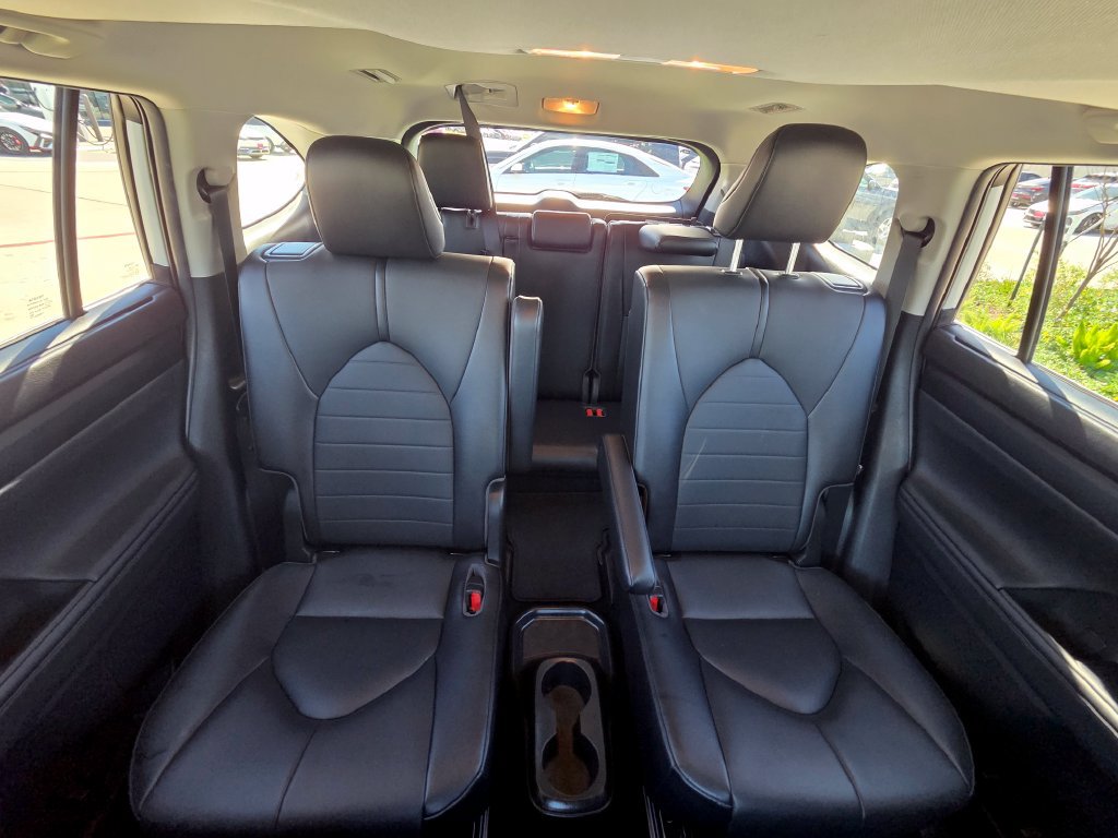 Used 2021 Toyota Highlander XLE FWD image 27