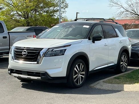 Used 2025 Nissan Pathfinder Platinum image 2