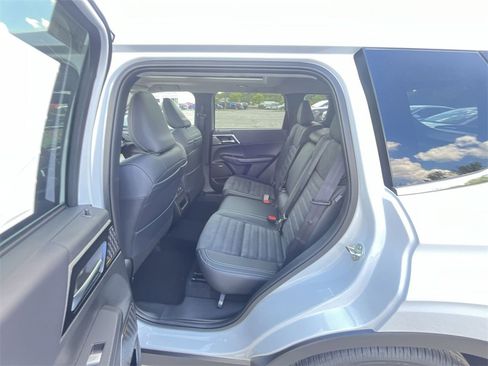 New 2025 Mitsubishi Outlander SE image 23