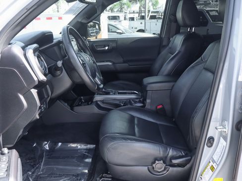 Used 2019 Toyota Tacoma TRD Sport image 17