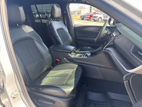 Used 2025 Jeep Grand Cherokee Altitude image 11