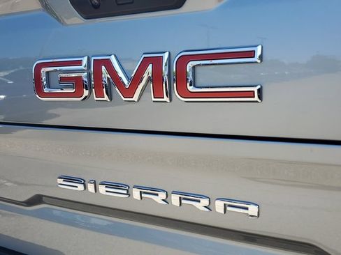 Used 2024 GMC Sierra 1500 AT4 w/ Technology Package AWD/4WD image 9