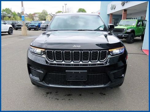 Used 2023 Jeep Grand Cherokee Laredo w/ Luxury Tech Group I AWD/4WD image 2