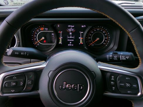 Used 2024 Jeep Wrangler Unlimited Sahara AWD/4WD image 8
