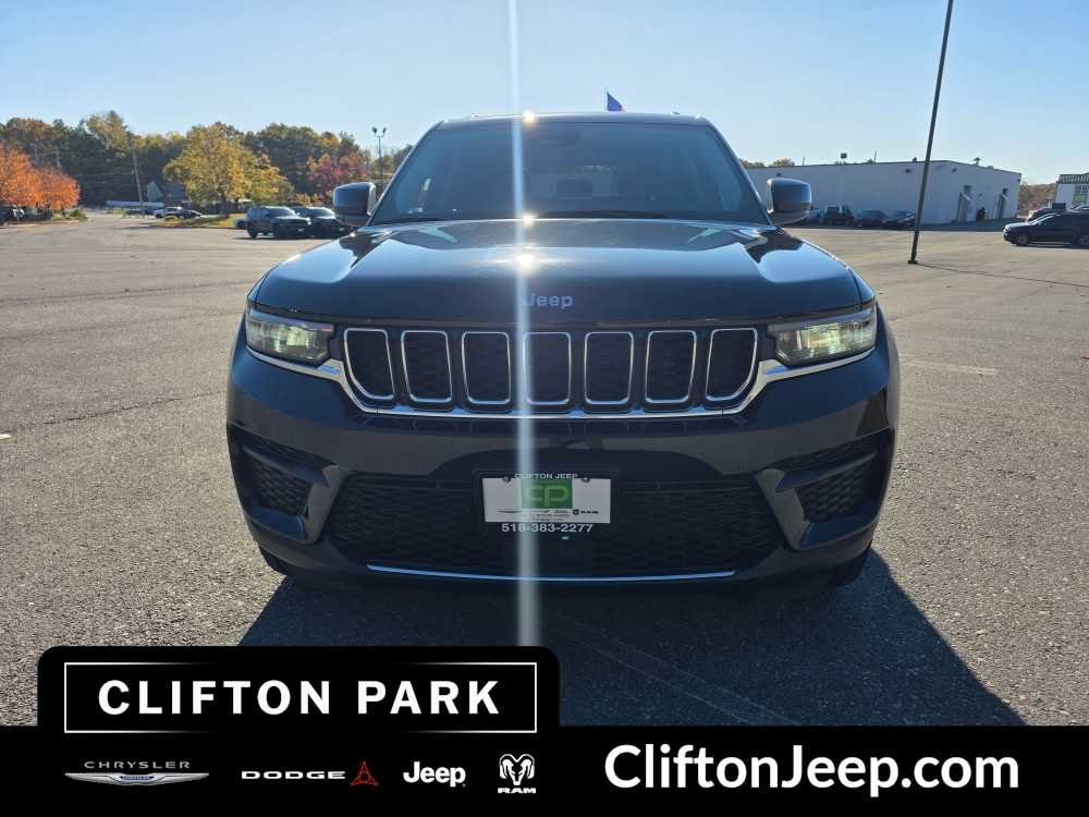 Used 2023 Jeep Grand Cherokee Laredo AWD/4WD image 2