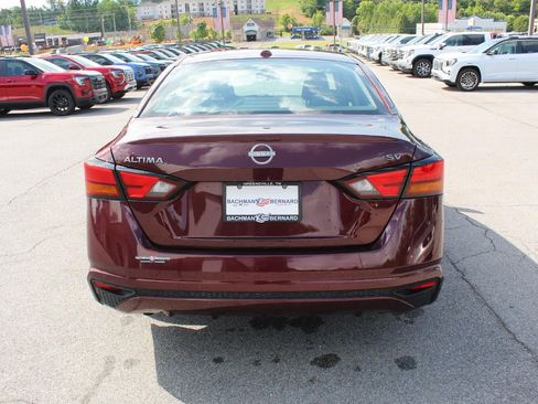 Used 2024 Nissan Altima 2.5 SV FWD image 6