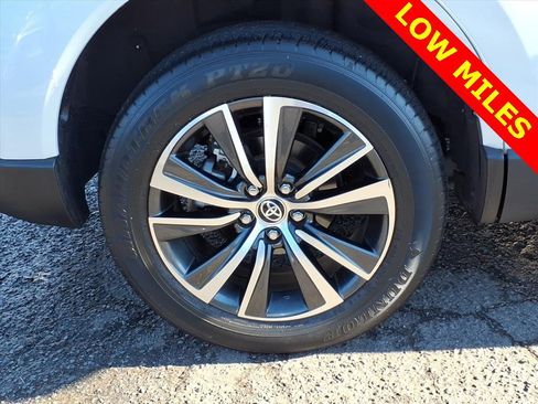 Used 2021 Toyota Venza LE w/ Carpet Mat Package (TMS) image 8