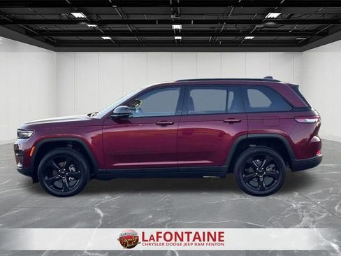 Used 2023 Jeep Grand Cherokee Altitude AWD/4WD image 2