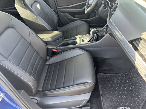 Certified 2024 Volkswagen Jetta SE w/ Panoramic Sunroof Package image 9