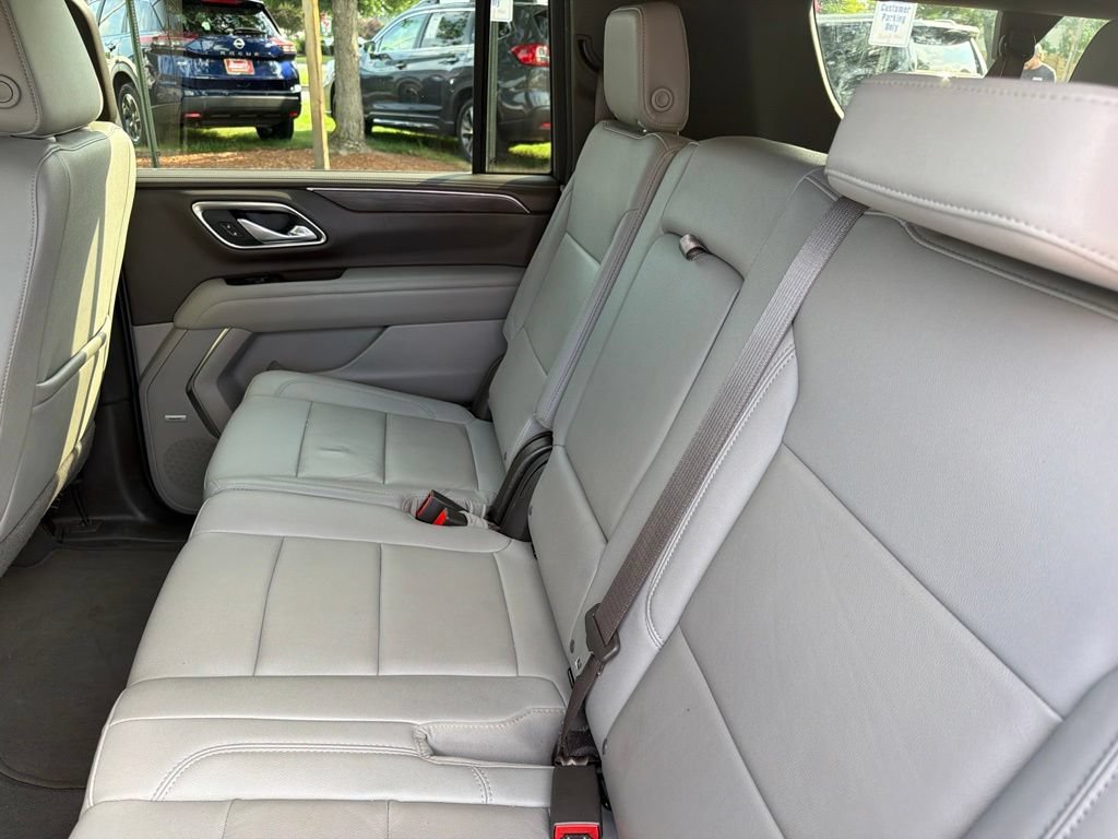 Used 2024 Chevrolet Suburban LT RWD image 17
