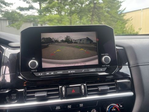 Used 2025 Nissan Pathfinder SV FWD image 23