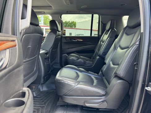 Used 2020 Cadillac Escalade ESV Luxury AWD/4WD image 16