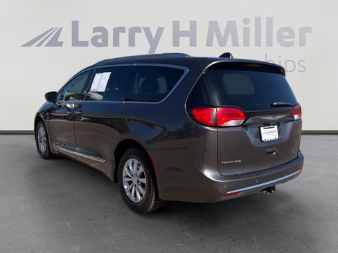 Used 2018 Chrysler Pacifica Touring-L Plus FWD image 4