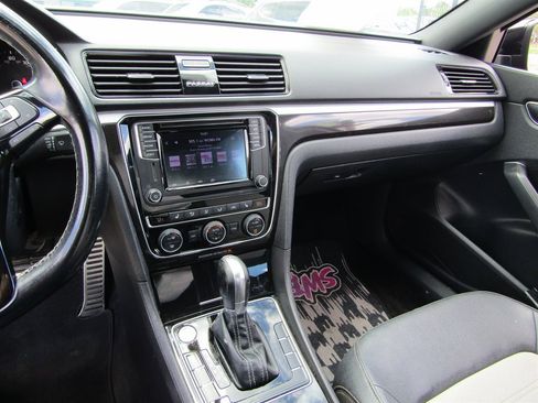 Used 2018 Volkswagen Passat 3.6 FWD image 12