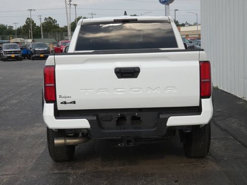 Used 2025 Toyota Tacoma TRD Off-Road AWD/4WD image 5