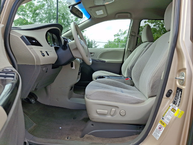 Used 2013 Toyota Sienna LE w/ Towing Pkg FWD image 16