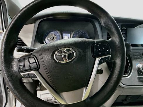 Used 2020 Toyota Sienna L FWD image 11