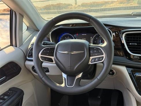Used 2024 Chrysler Pacifica Limited image 14