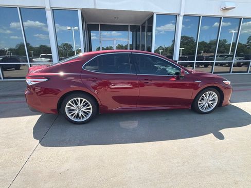 Used 2018 Toyota Camry XLE FWD image 5