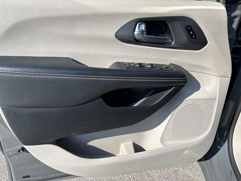 Used 2023 Chrysler Pacifica Touring-L image 12