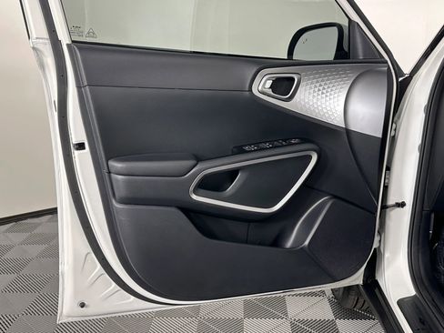 Used 2023 Kia Soul LX w/ LX Technology Package image 26