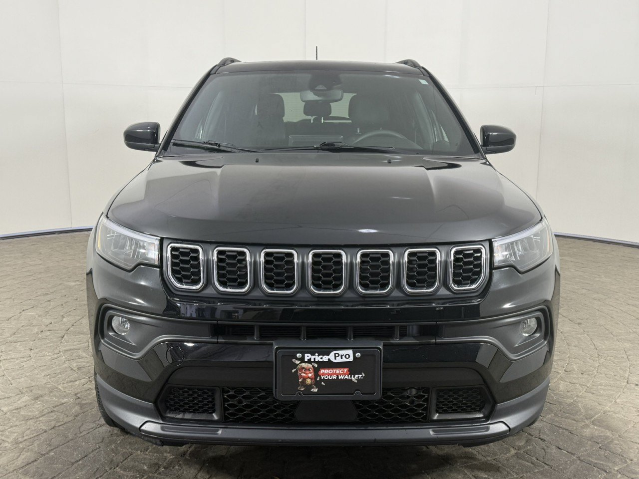 Used 2024 Jeep Compass Latitude w/ Sun and Sound Group AWD/4WD image 2