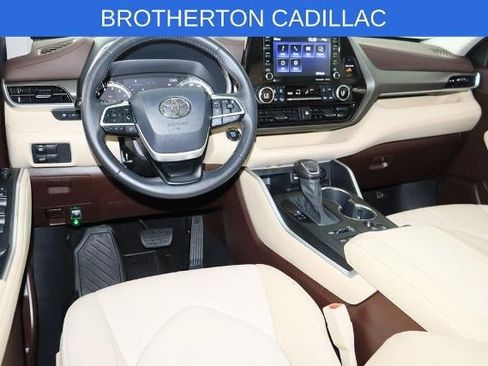 Used 2022 Toyota Highlander XLE AWD/4WD image 26