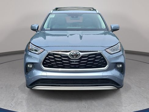 Used 2020 Toyota Highlander Platinum AWD/4WD image 2
