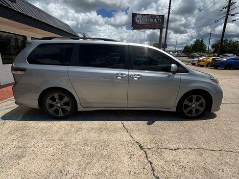 Used 2016 Toyota Sienna SE FWD image 4
